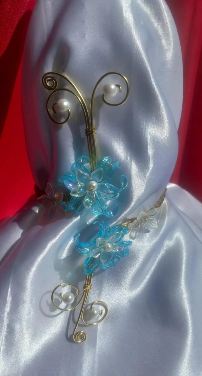 Bracelet de bras aux fleurs turquoise et blanche